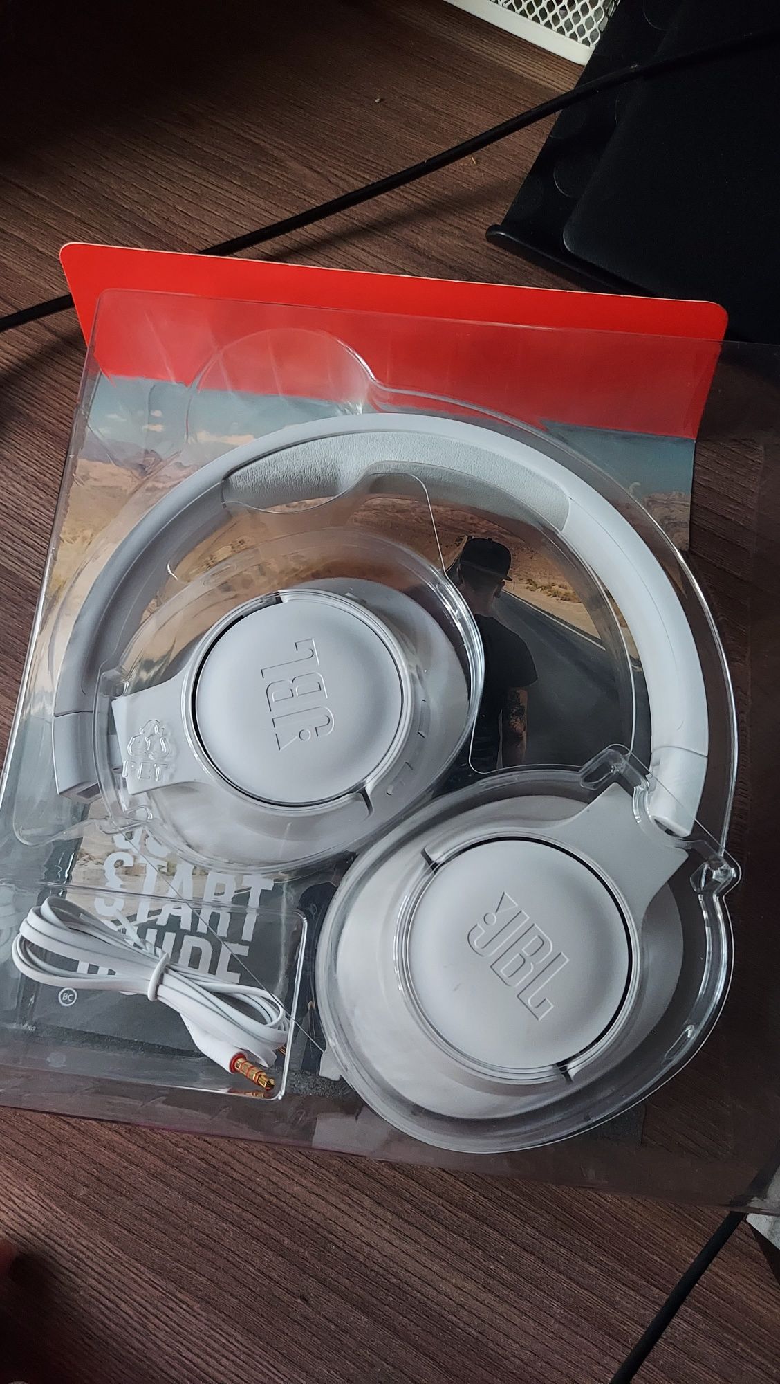 Продам наушники JBL