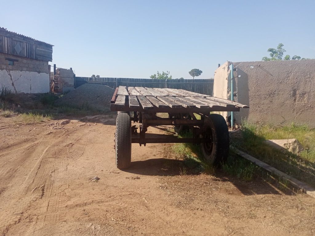 Продам трактор Т-28 + к тратору циркулярка + ЗИЛовский прицеп площадка