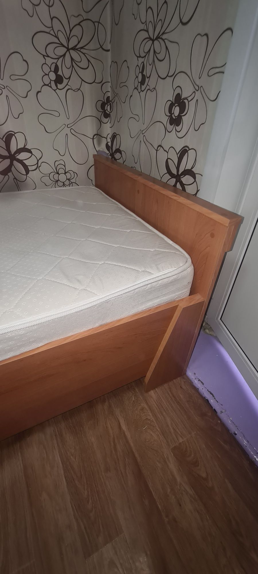 Продам кровать односпальную с матрасом