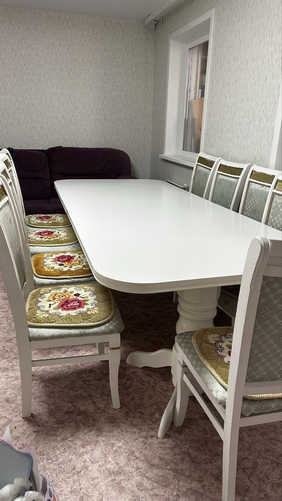 Стол для гостиной и 12 стульев