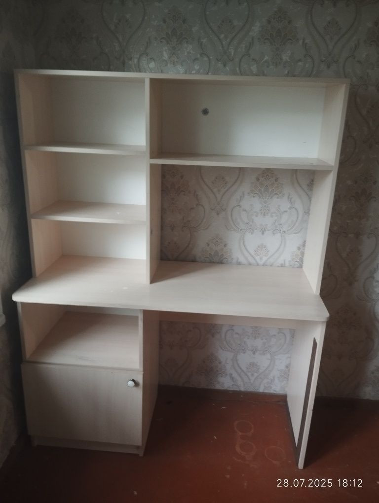 продам детскую кровать со столом .