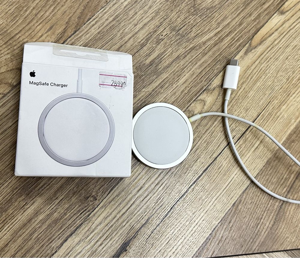 Продам оригинал чехол от iphone 14 pro magsafe и зарядку magsafe