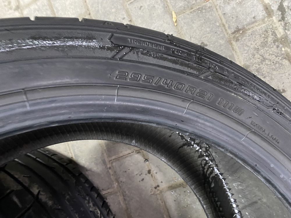 Dunlop 295/40/21 летний 4 штук