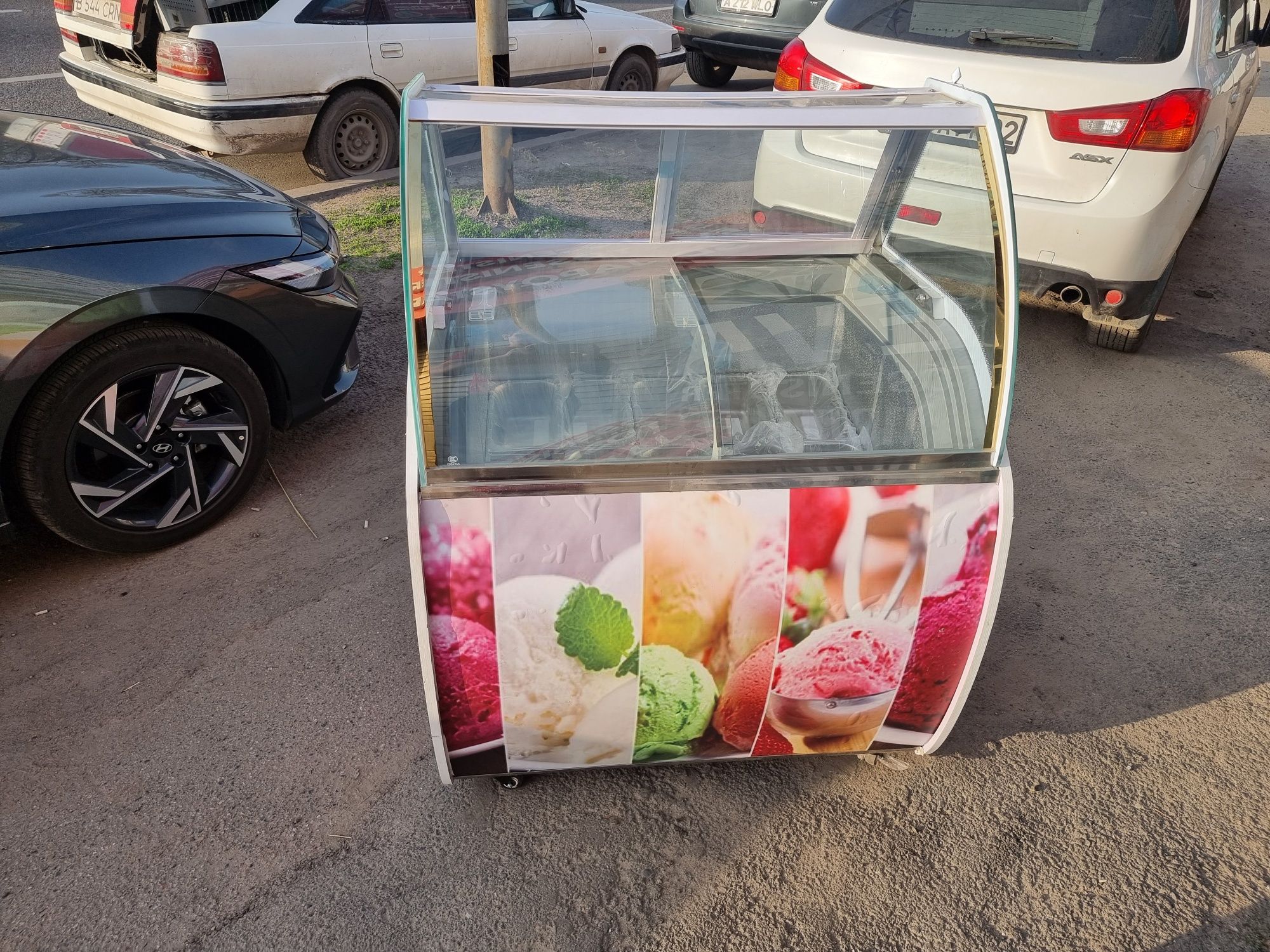 Фризер мороженного витринное
