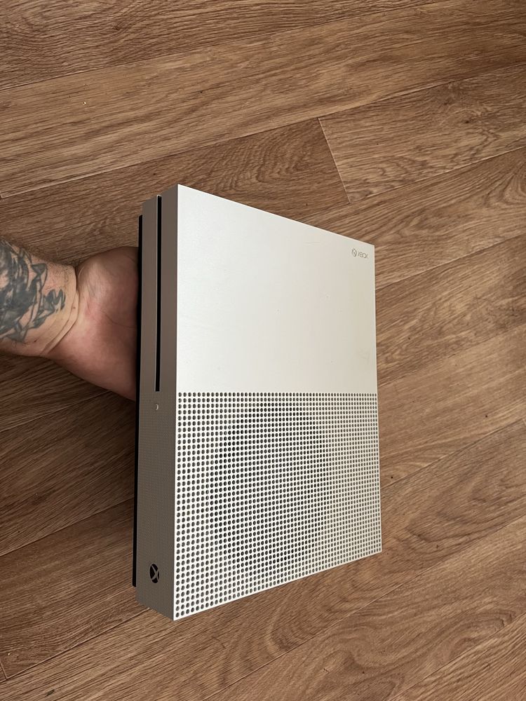 Продам Xbox One S