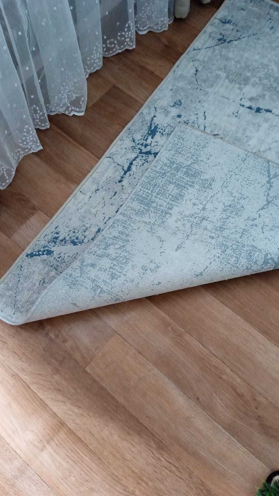 Ковры 2штуки одинаковой расцветки продам.