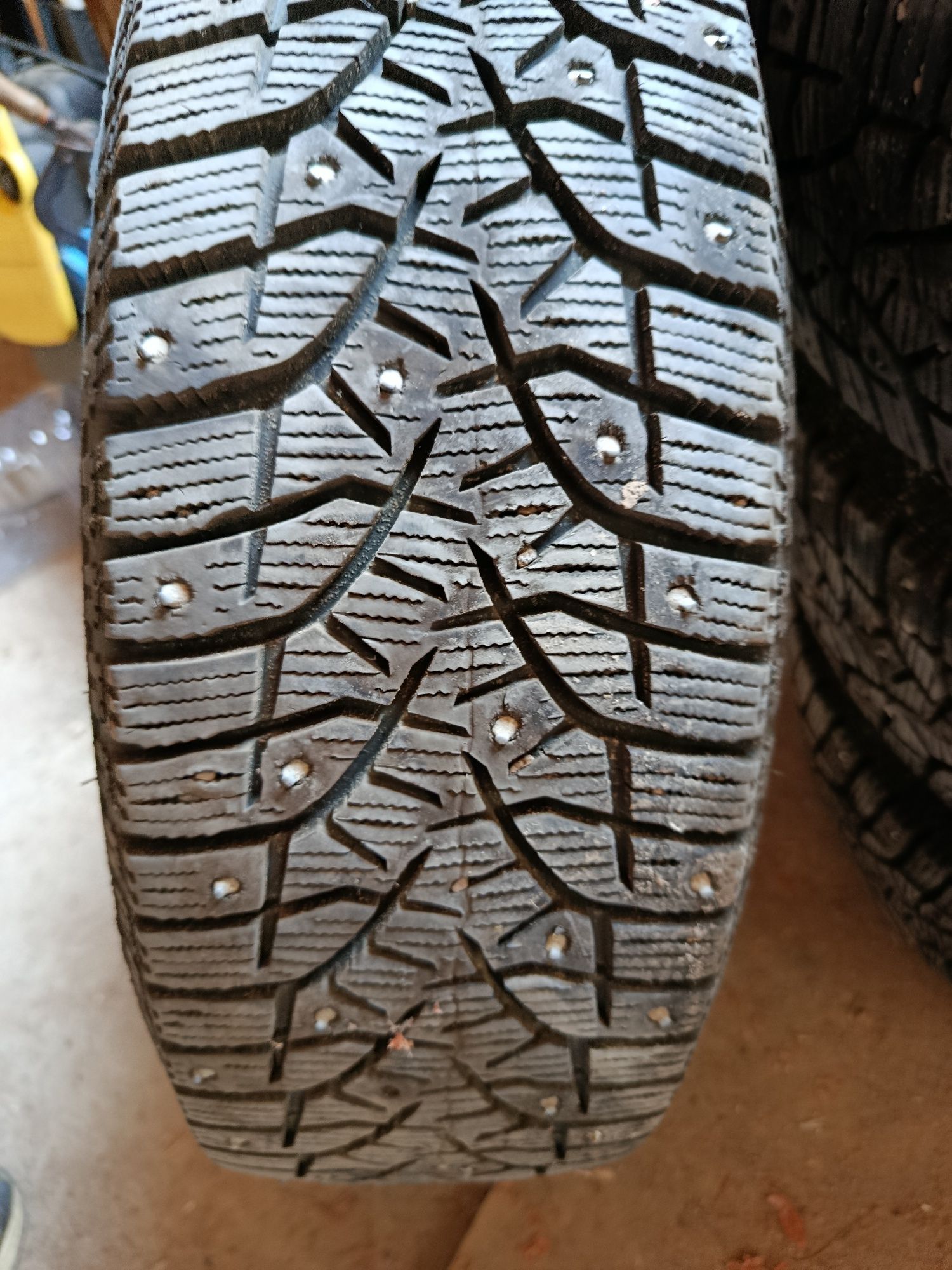 Продам шины зимние BRIDGESTONE 185/65/R15