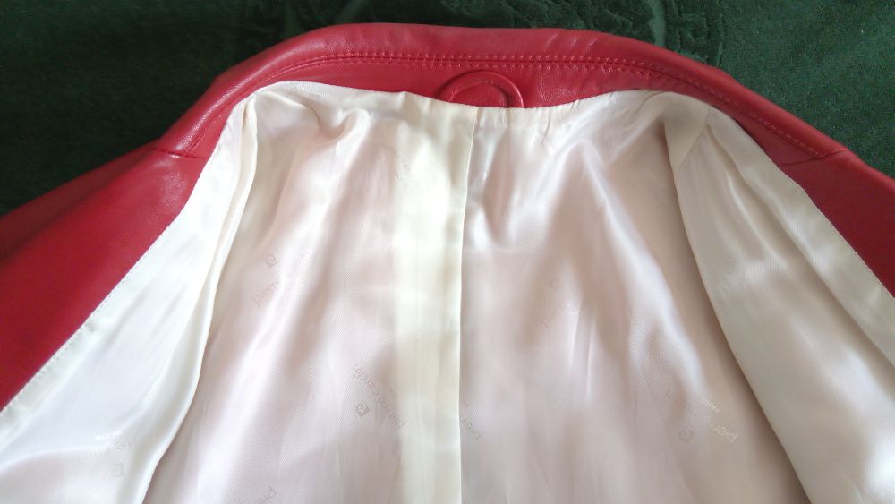 Продам красный пиджак (натуральная кожа) Pierre Cardin (новый), ОАЭ.