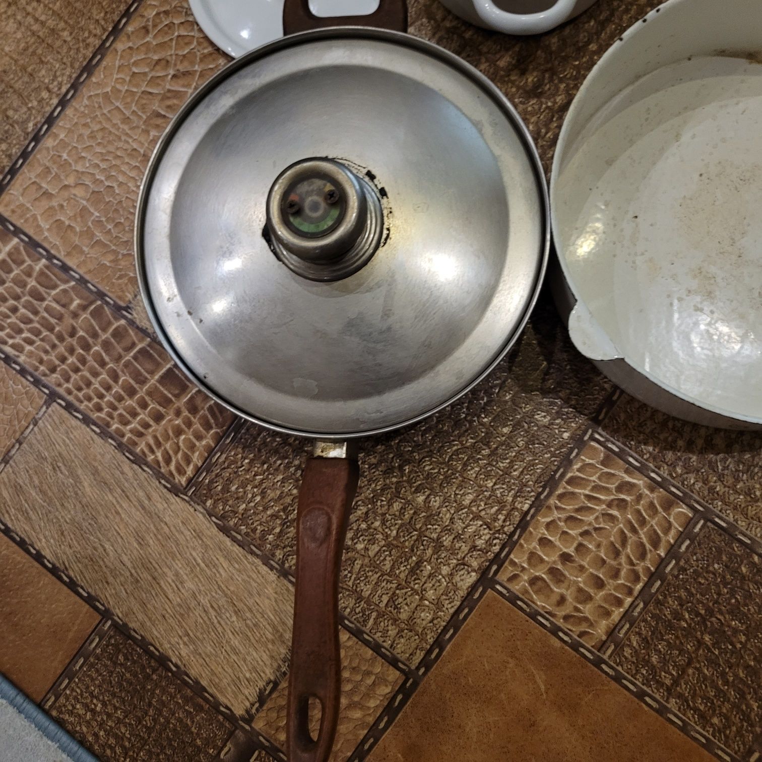 Кастрюли сковородки чайники