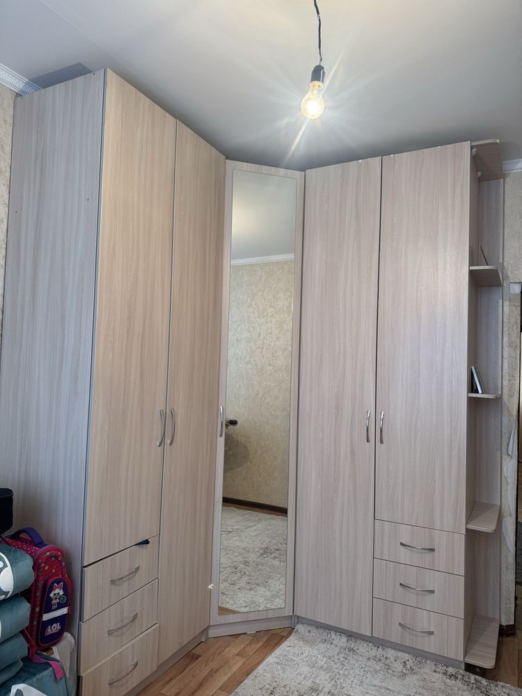 Шкафтар жаксы күйде. Киім салатын шкафтар потолокка дейін 2.80,