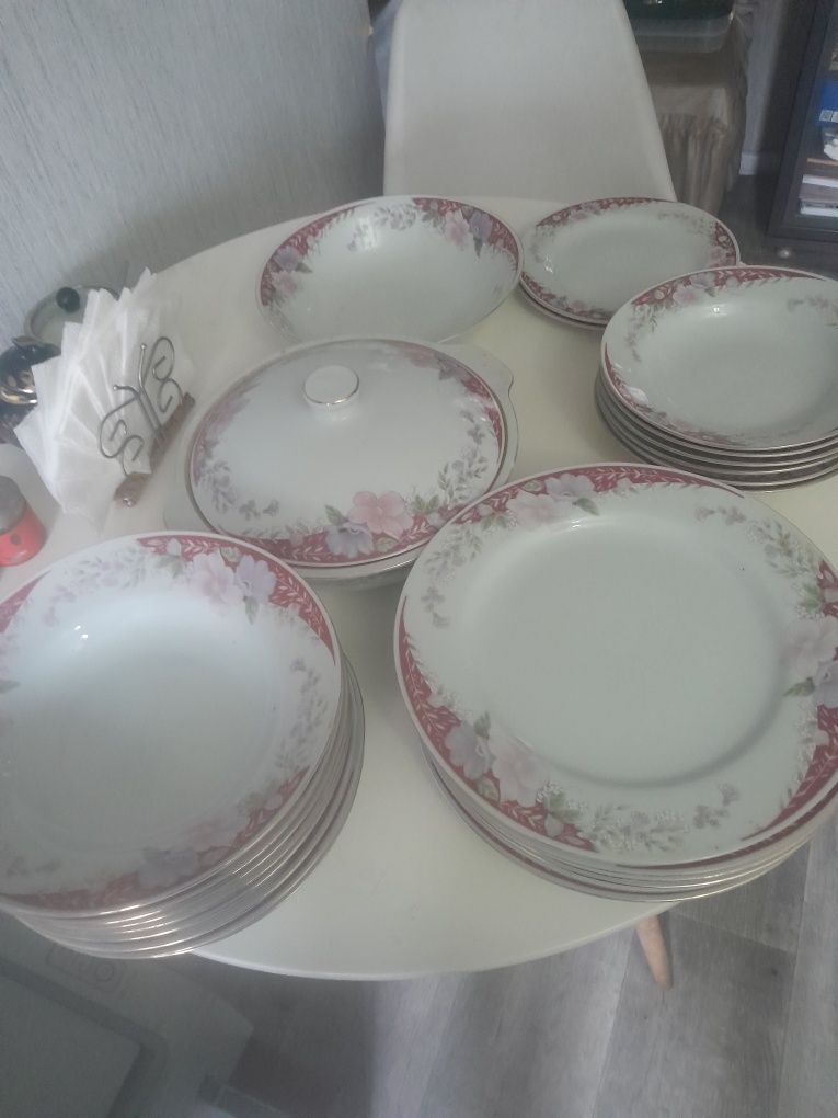 Продам столовый набор б/у