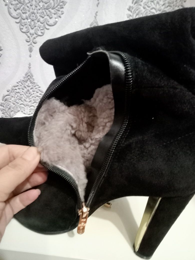 Продам замшевые сапоги