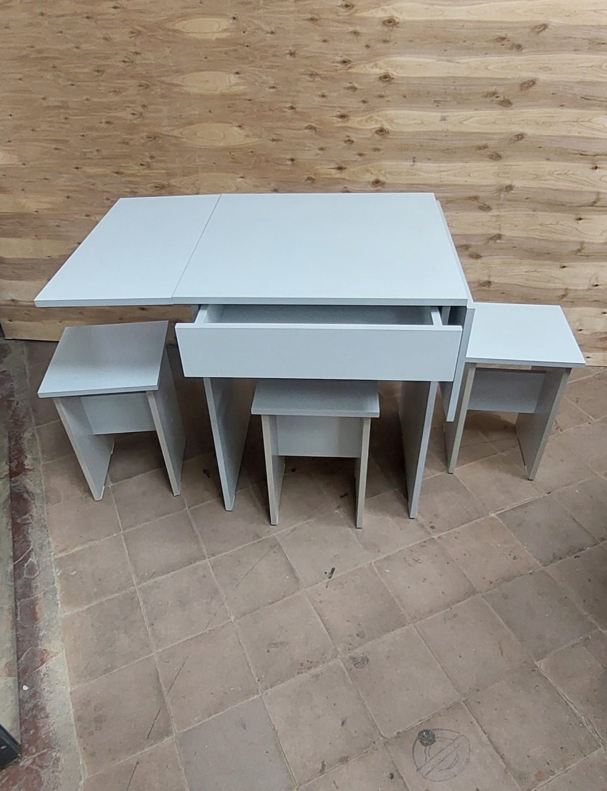 Продам стол и 4 табуретки