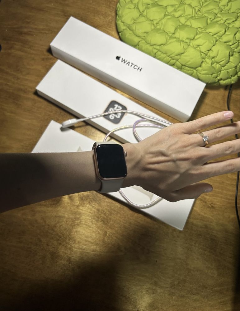 Смарт-часы Apple Watch SE 40 мм ЗОЛОТИСТЫЙ