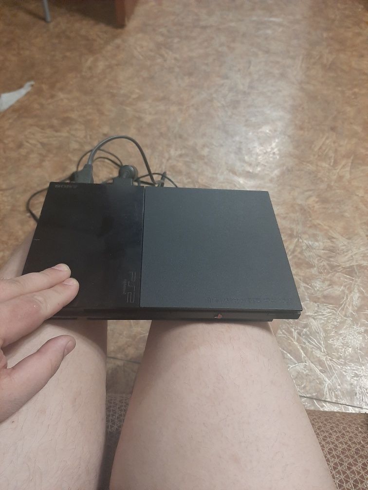 Продам playstation 2 слим не прошитую с играми за 15к