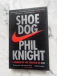 Книга «Shoe dog» (продавец обуви) на английском языке