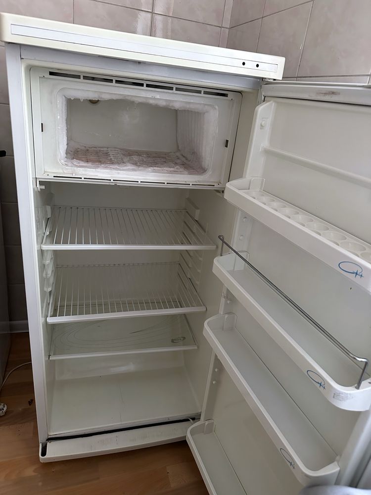 Продам б/у холодильник в хорошем рабочем состоянии.
