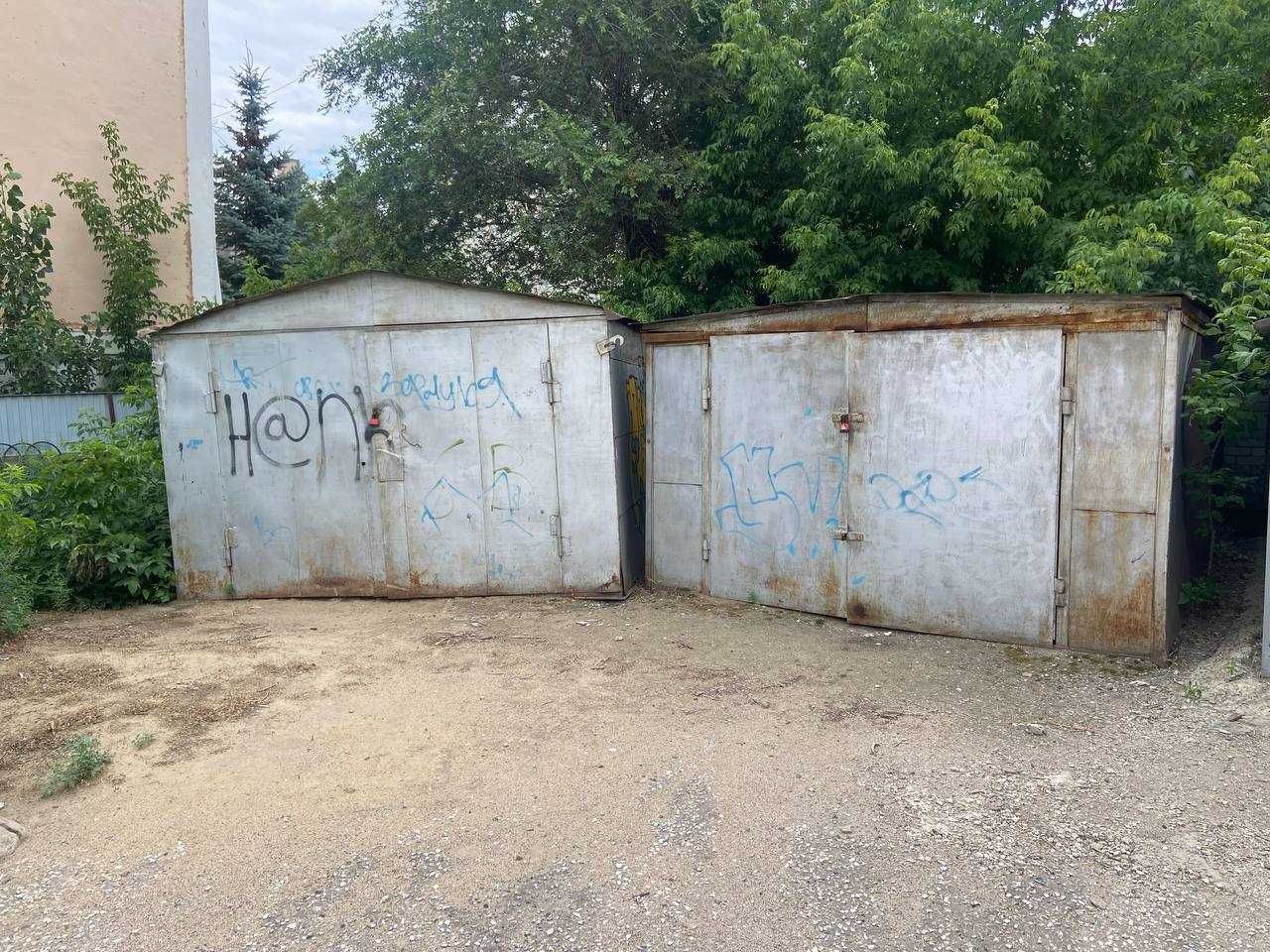 Два металлических гаража