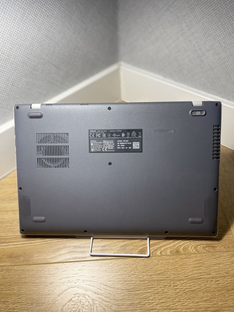 Ноутбук от ASUS в комплекте  есть сумка для него и беспроводной мышка