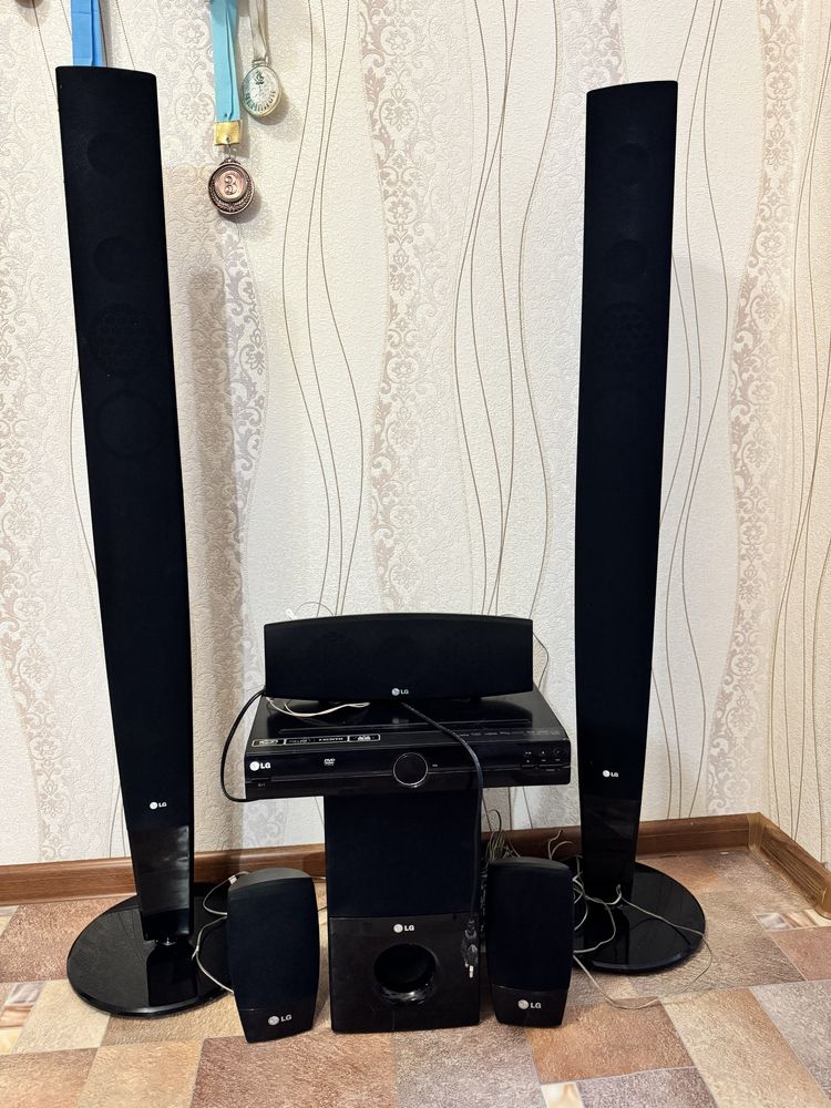 Домашний кинотетр с несколько колонками