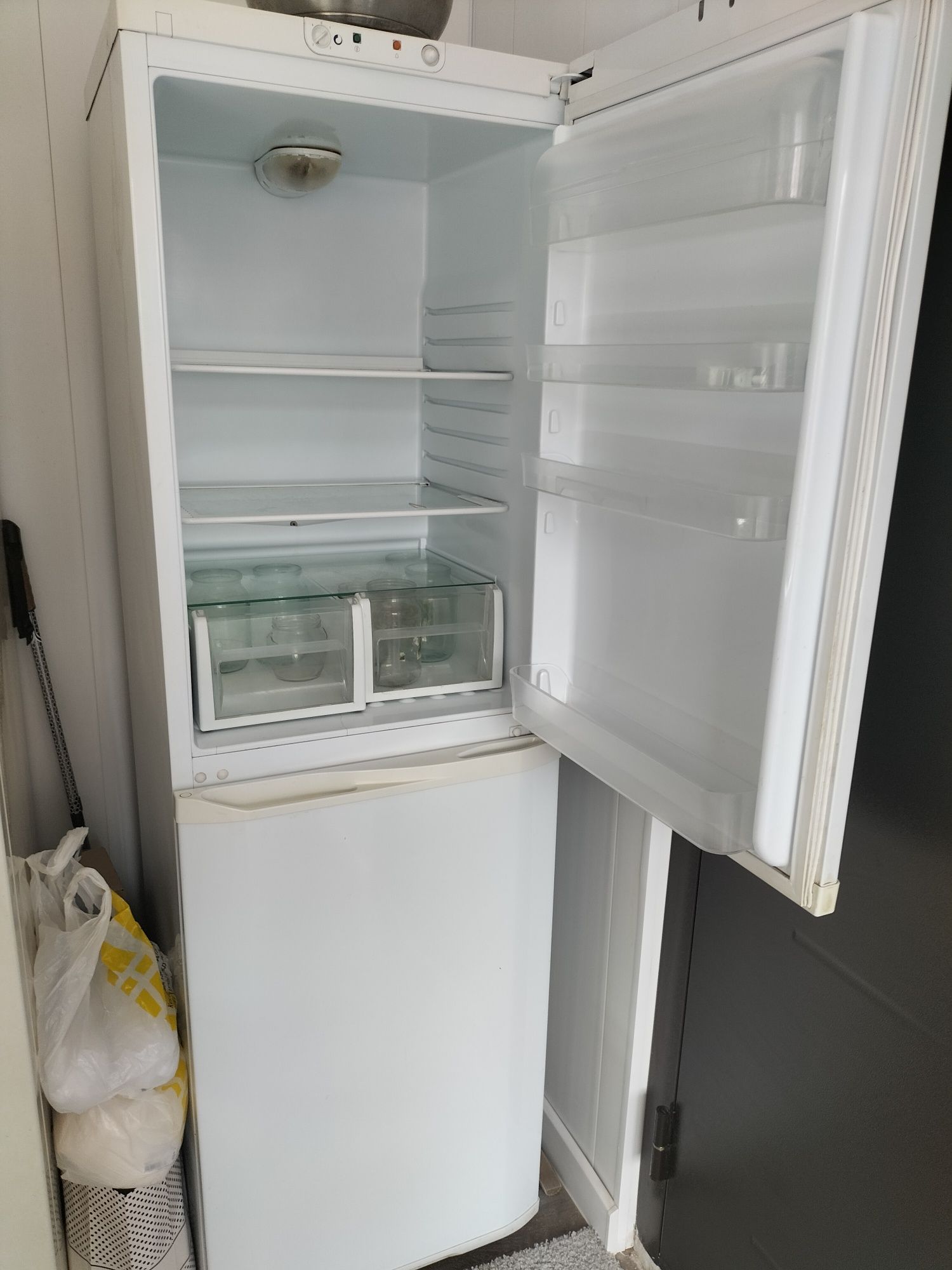 Продам двухкамерный  холодильник Орск в хорошем , рабочем, состоянии