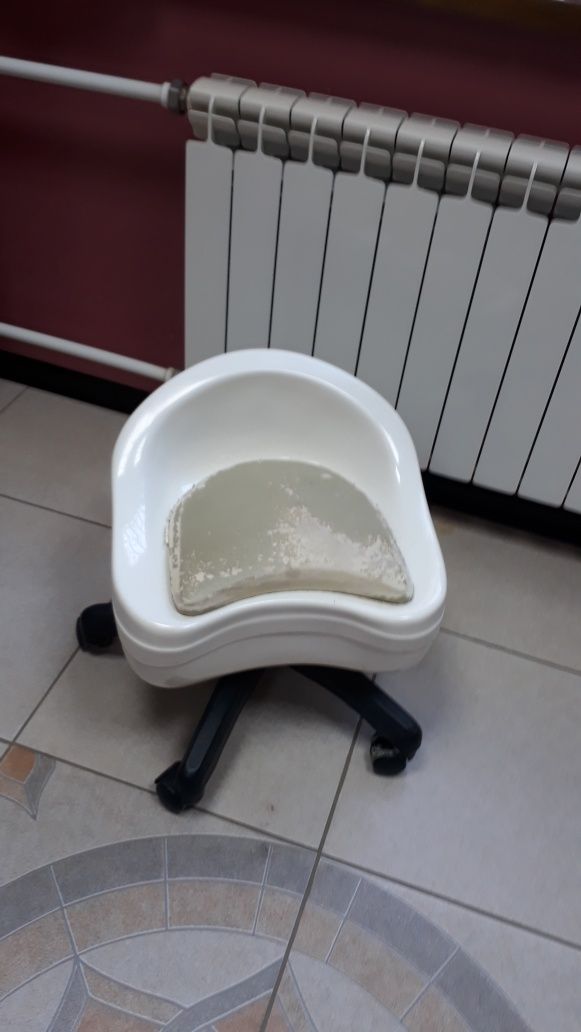 Продам стульчик на колесиках,б.у.