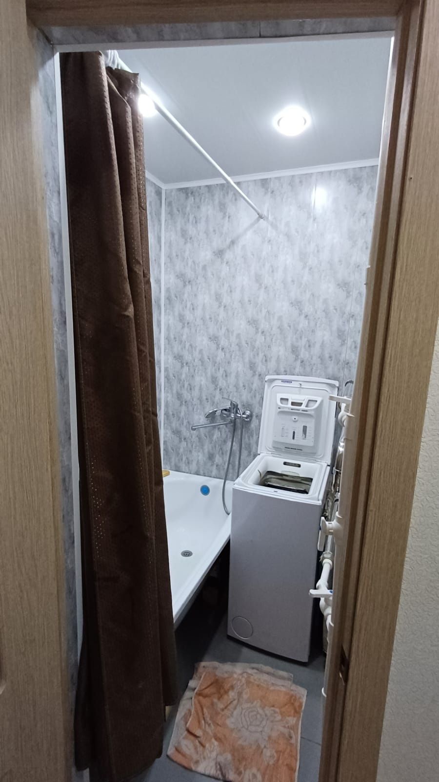 Сдам 2х комнатную квартиру. На длительный срок.  100 000 + ком.услуги.