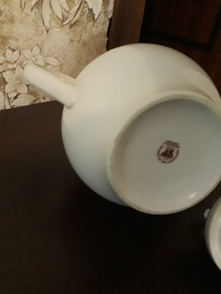 Фарфоровый чайник