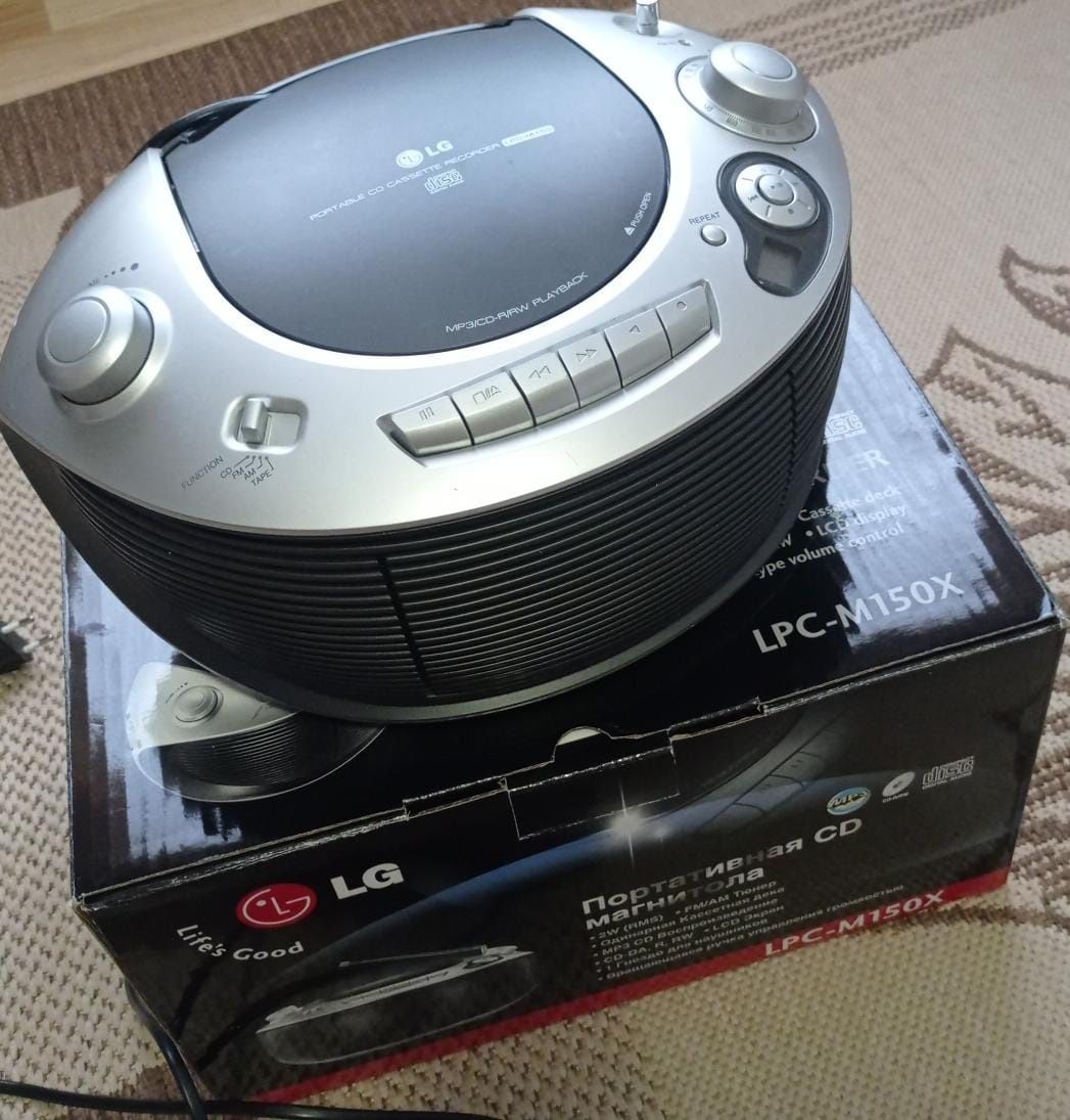 Портативная CD магнитола LG 
в рабочем состоянии 
радио+кассета+диск
2