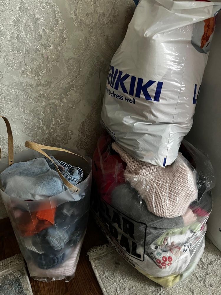 Продам 3 пакета детских новых и хороших вещей, а основном на девочку