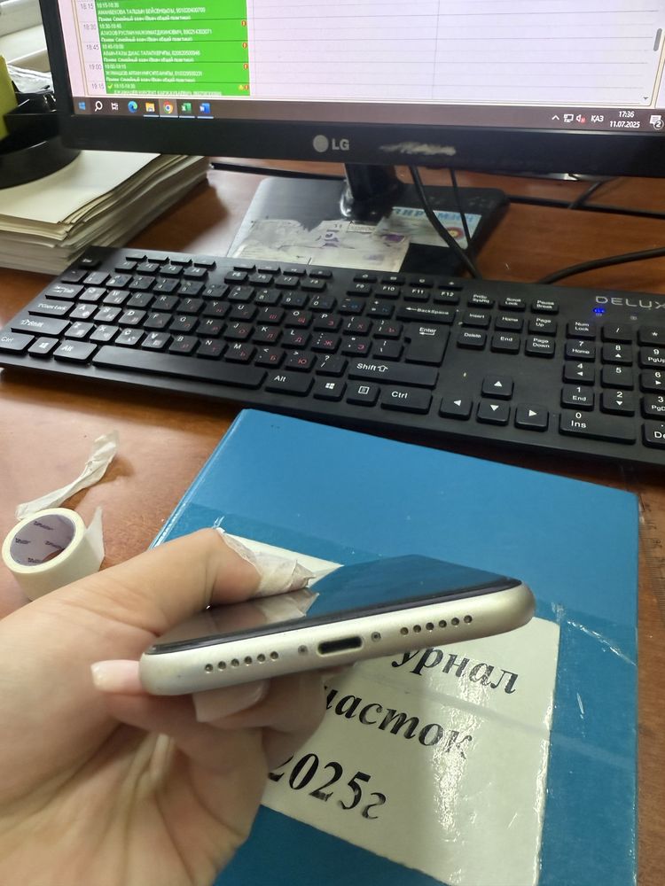 Айфон 11 срочно продам