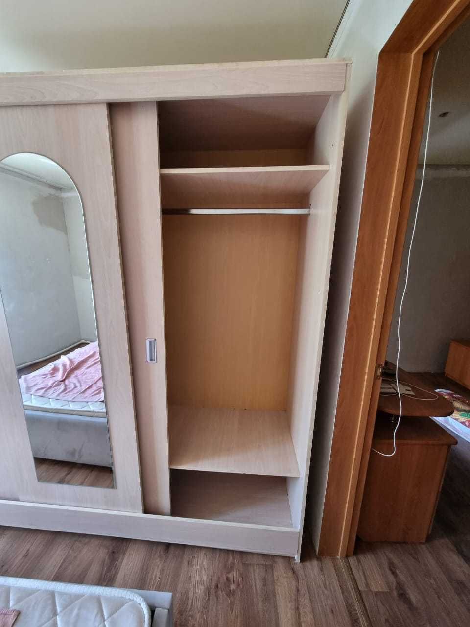 Продаётся шкаф-купе с зеркалом. Самовывоз.