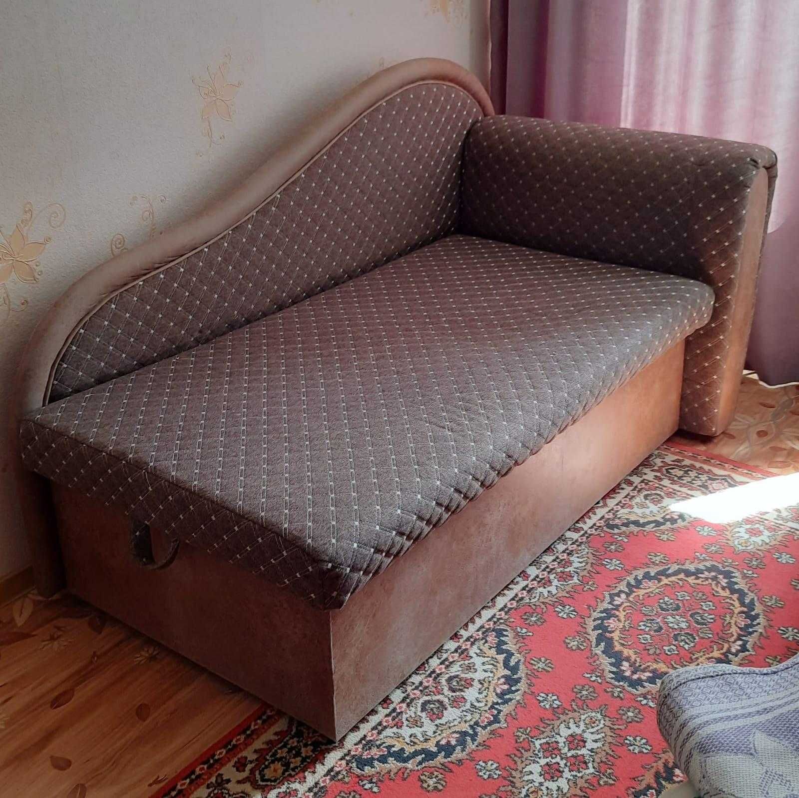 Продам небольшой диванчик с матрасом
