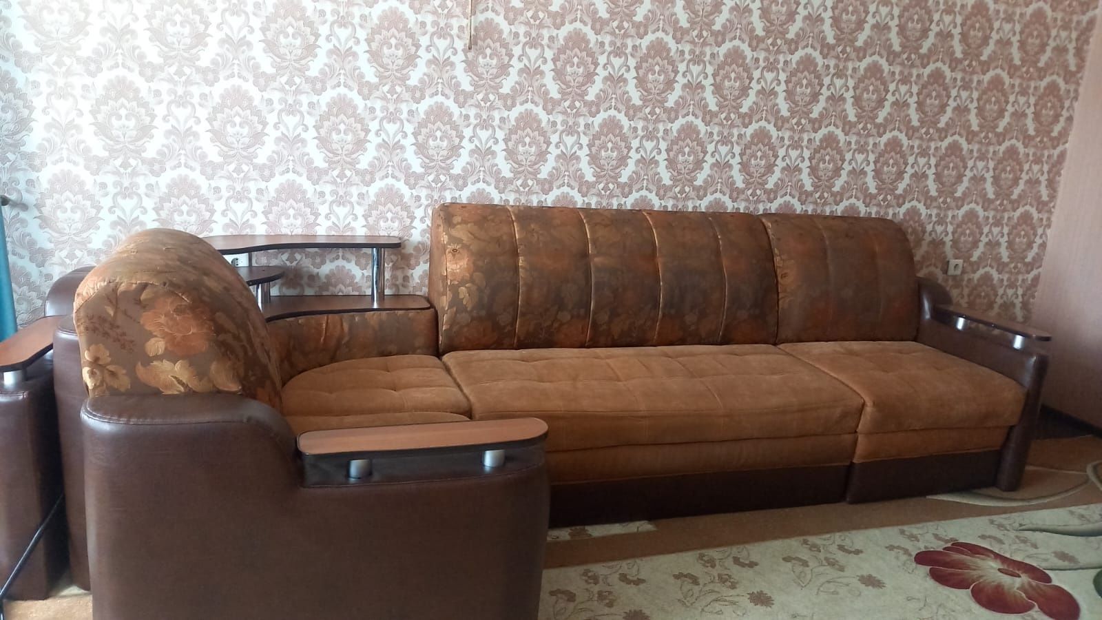 Мебел диван для гостий