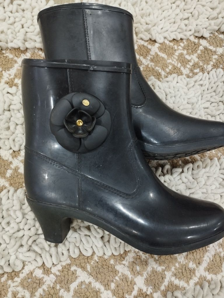 Продам женские,резиновые сапожки на каблуке.