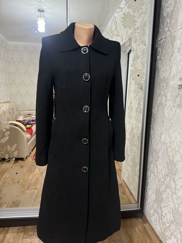 Срочно продам пальто весна осень новые