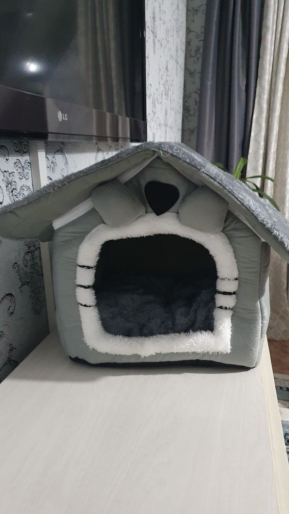 Продам домик для кошечки или маленькой собачки.