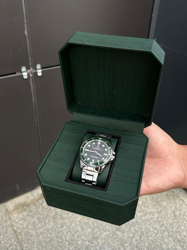 Часы от брендов:Patek Philippe,Roleх,Casio и те самые арабские.