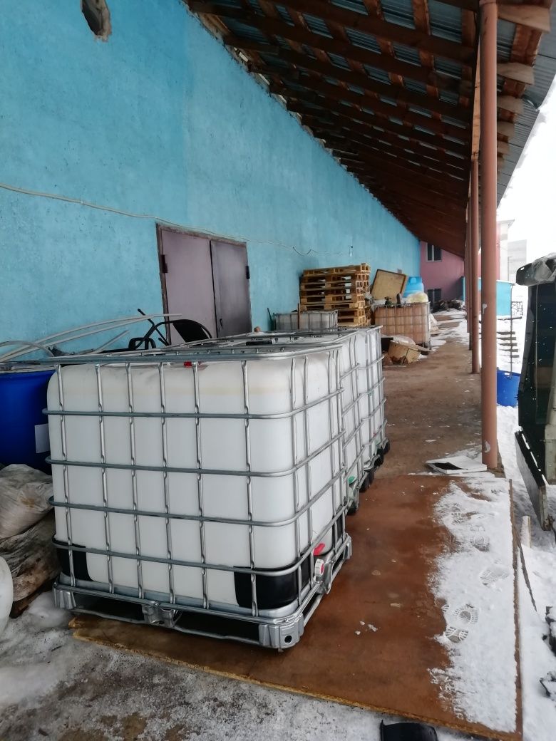 Продам бочки,еврокуб , 1 тонна,ёмкость для воды и других жидкостей..