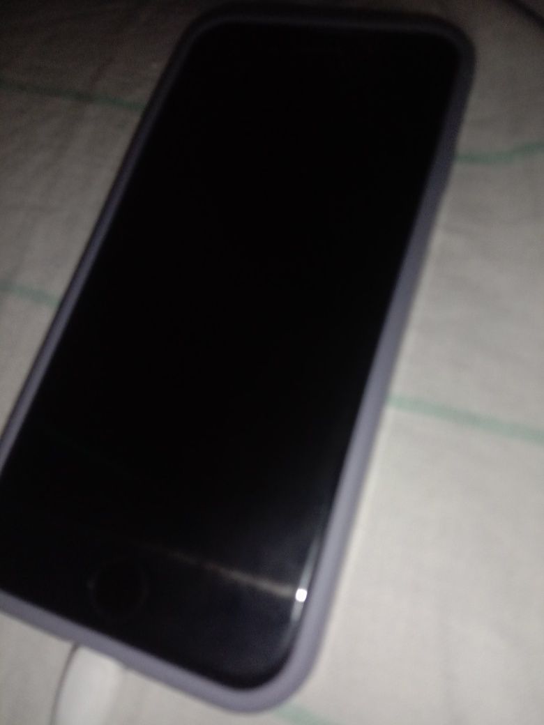 iPhone 7 вместе с чехлом