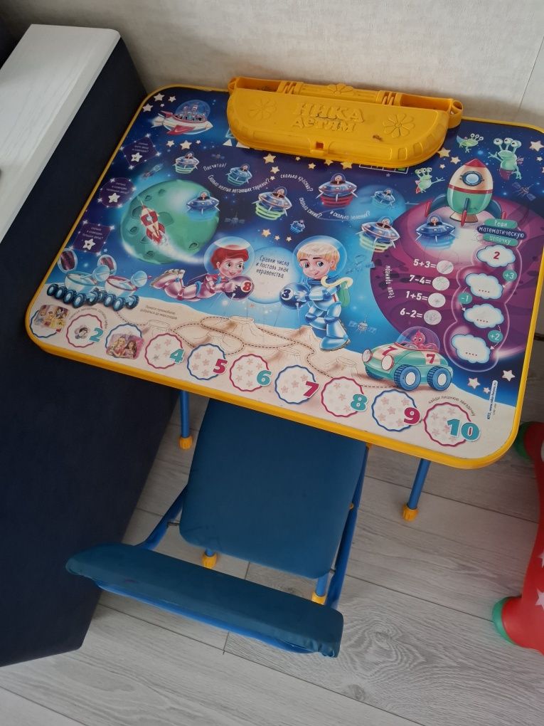Продам детский  стол и стулчик