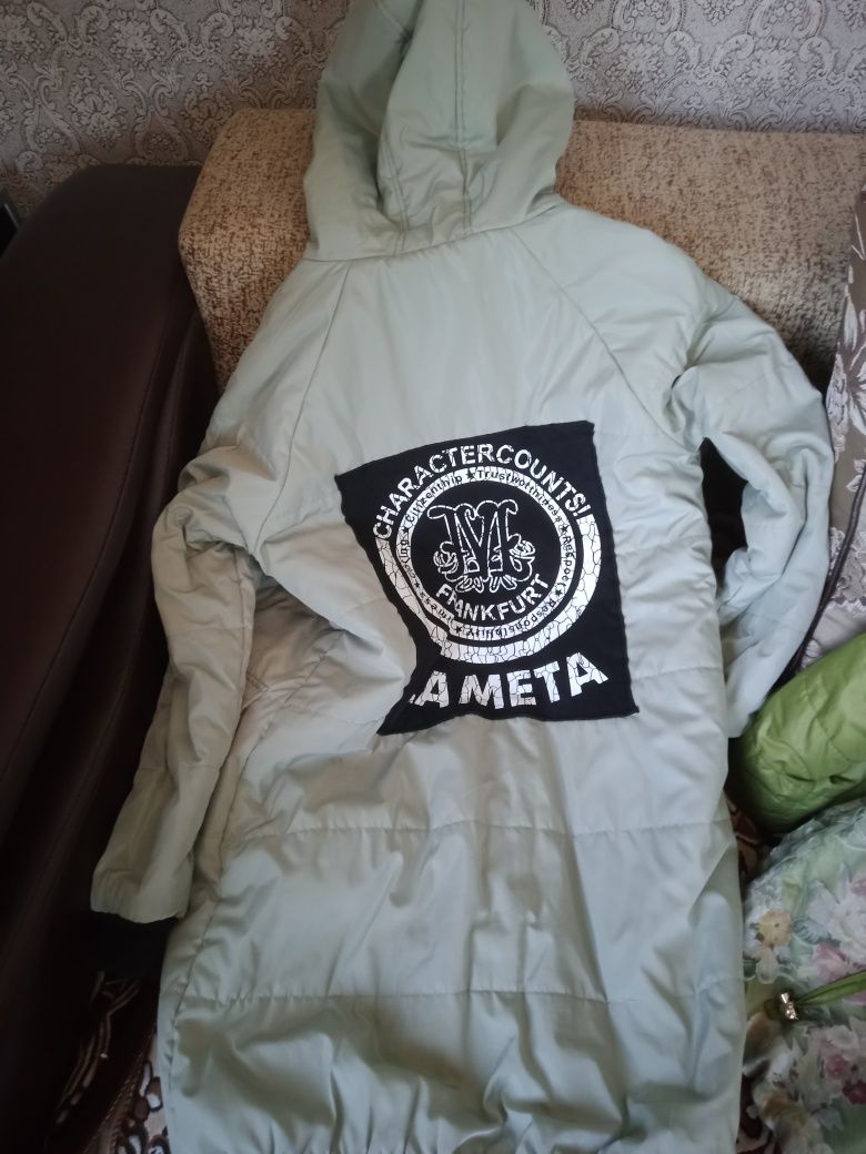 Продам куртку для девочки