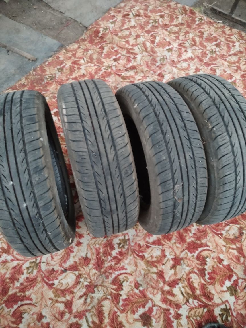 Продам летнюю резину на 14.