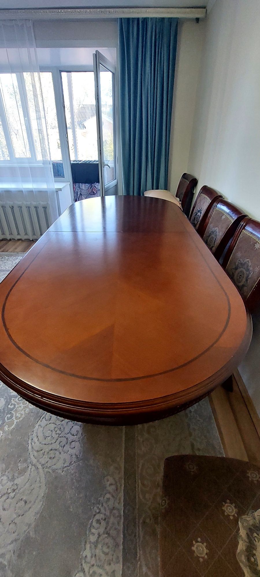 Продам большой стол и 8 стульев в зал