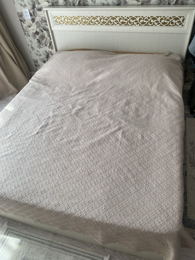Продам 2хспальную кровать с матрасом