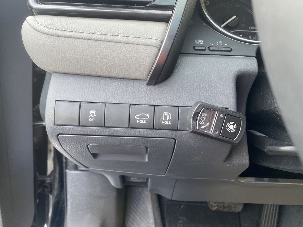 Новая Toyota Camry 2022 года в черном цвете