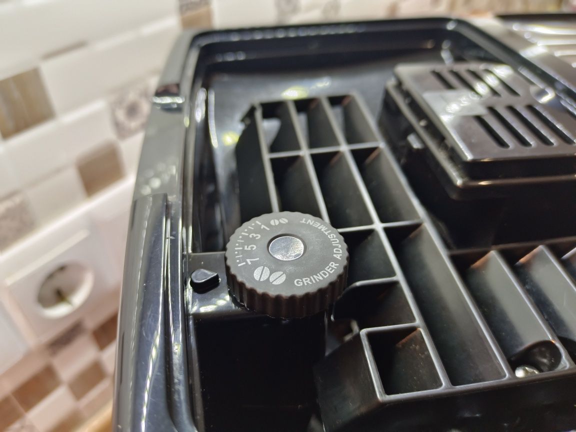 Кофемашина Delonghi ECAM370.70B черный