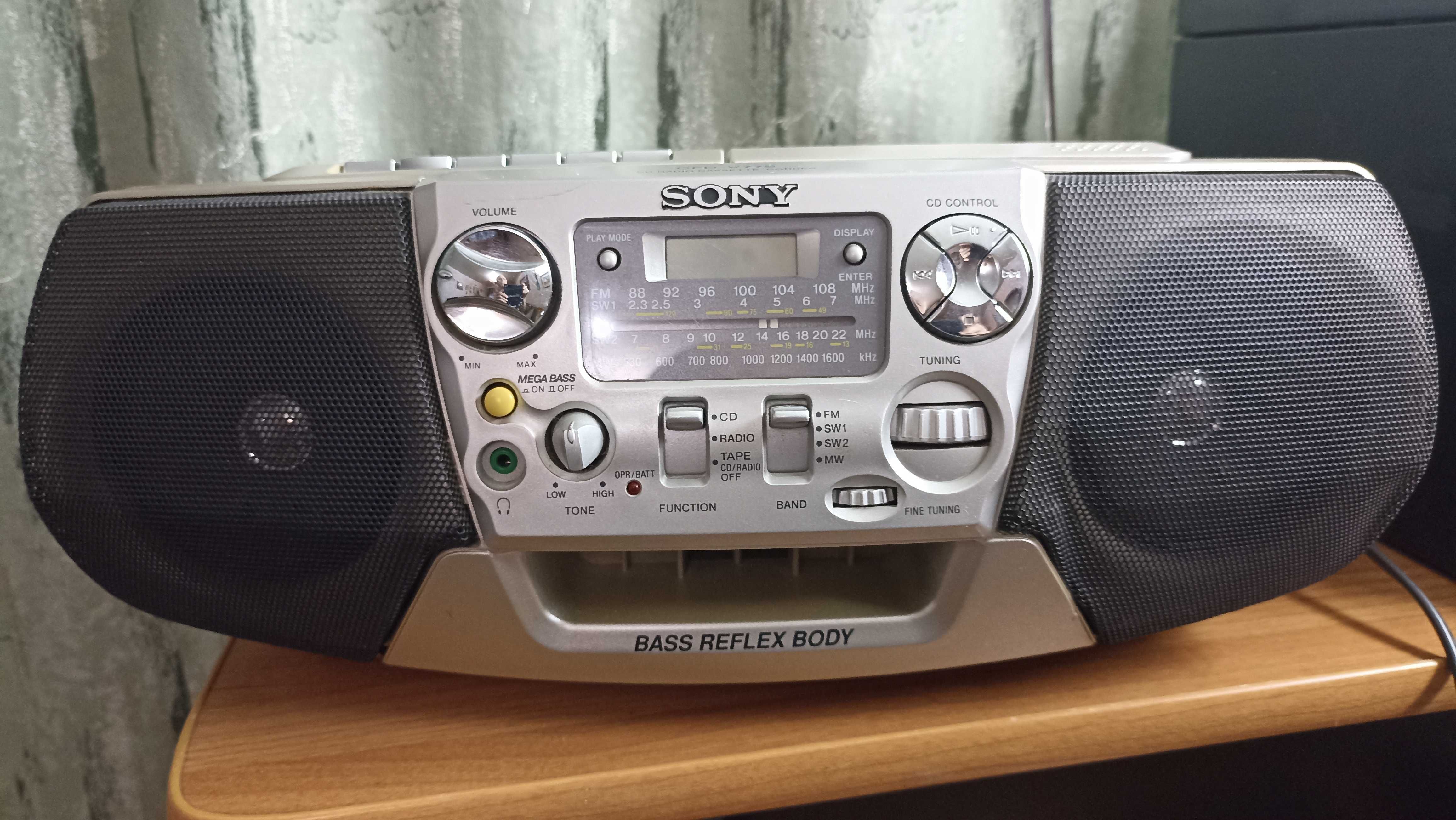 Продам СД радио SONY модель CFD-V77S  магнитола.