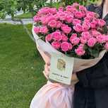 Свежие цветы розовых кустовых роз
