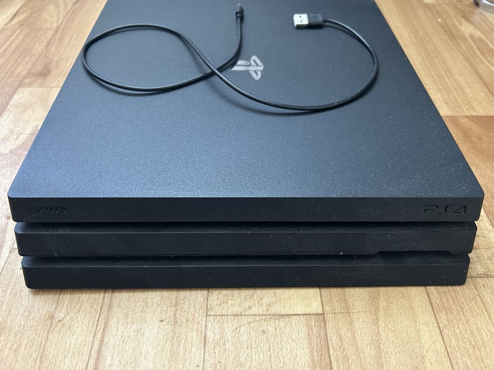 Продаю PS4 Pro 1TB
